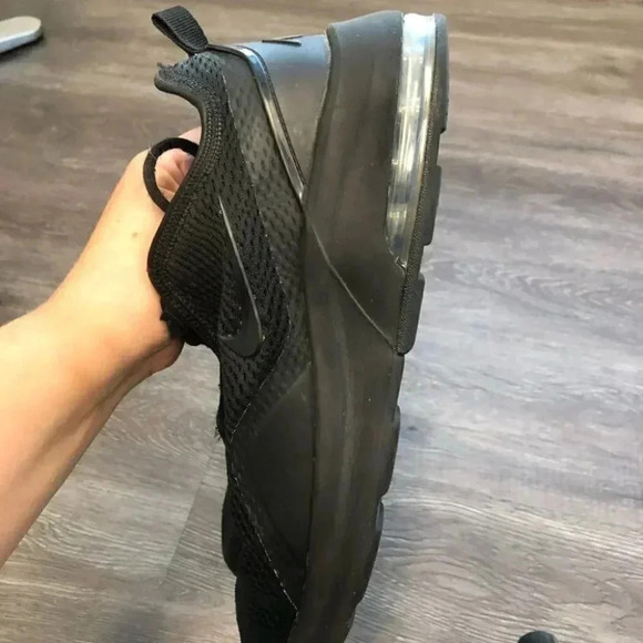 Nike Air Max Motion 2 Sneakers Tennis Shoes Solid Black Lace Up: 8.5 Men's - Picture 7 of 8